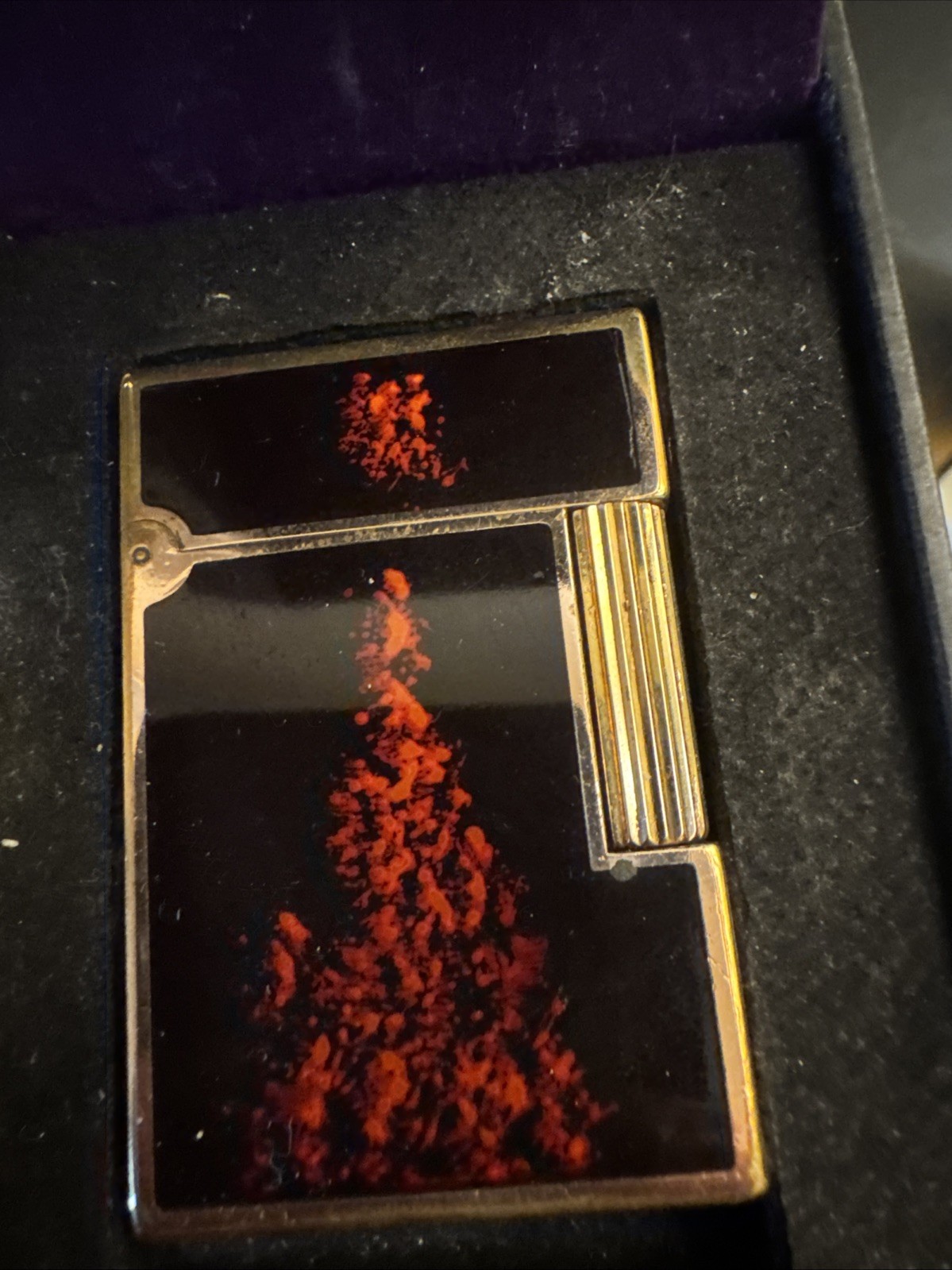 Line 2 Dupont Lighter Lacquer De Chin.   Black And Red