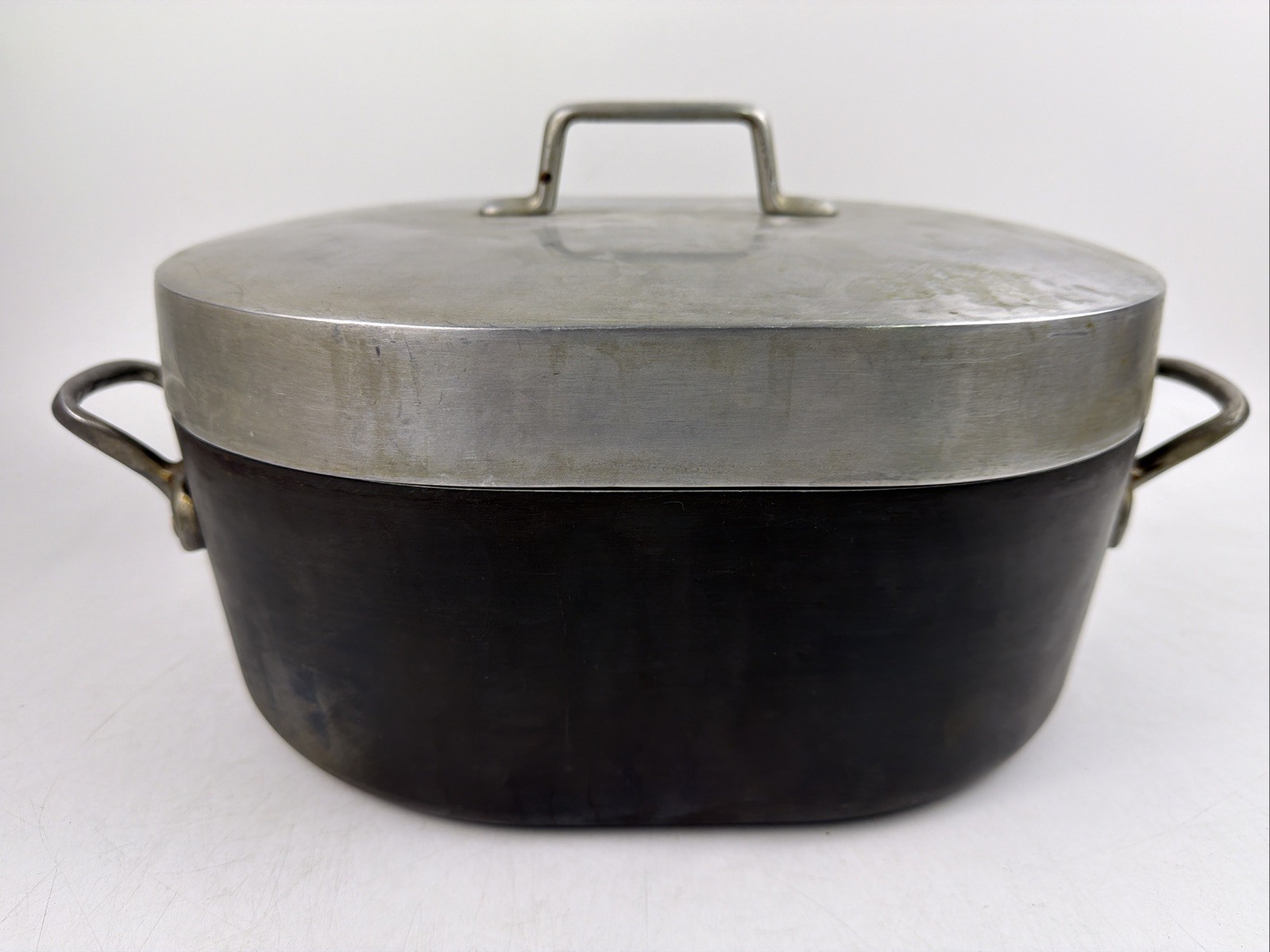 Magnalite GHC USA 12 inch Oval Dutch Oven Roaster With Lid Anodized Magnalite GHC USA 12 inch Oval Dutch Oven Roaster With Lid Anodized