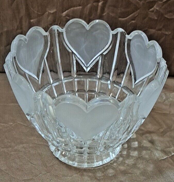 VTG FTDA 24% LEAD CRYSTAL 1986 VASE W/FROSTED SATIN HEARTS - MADE IN W. GERMANY