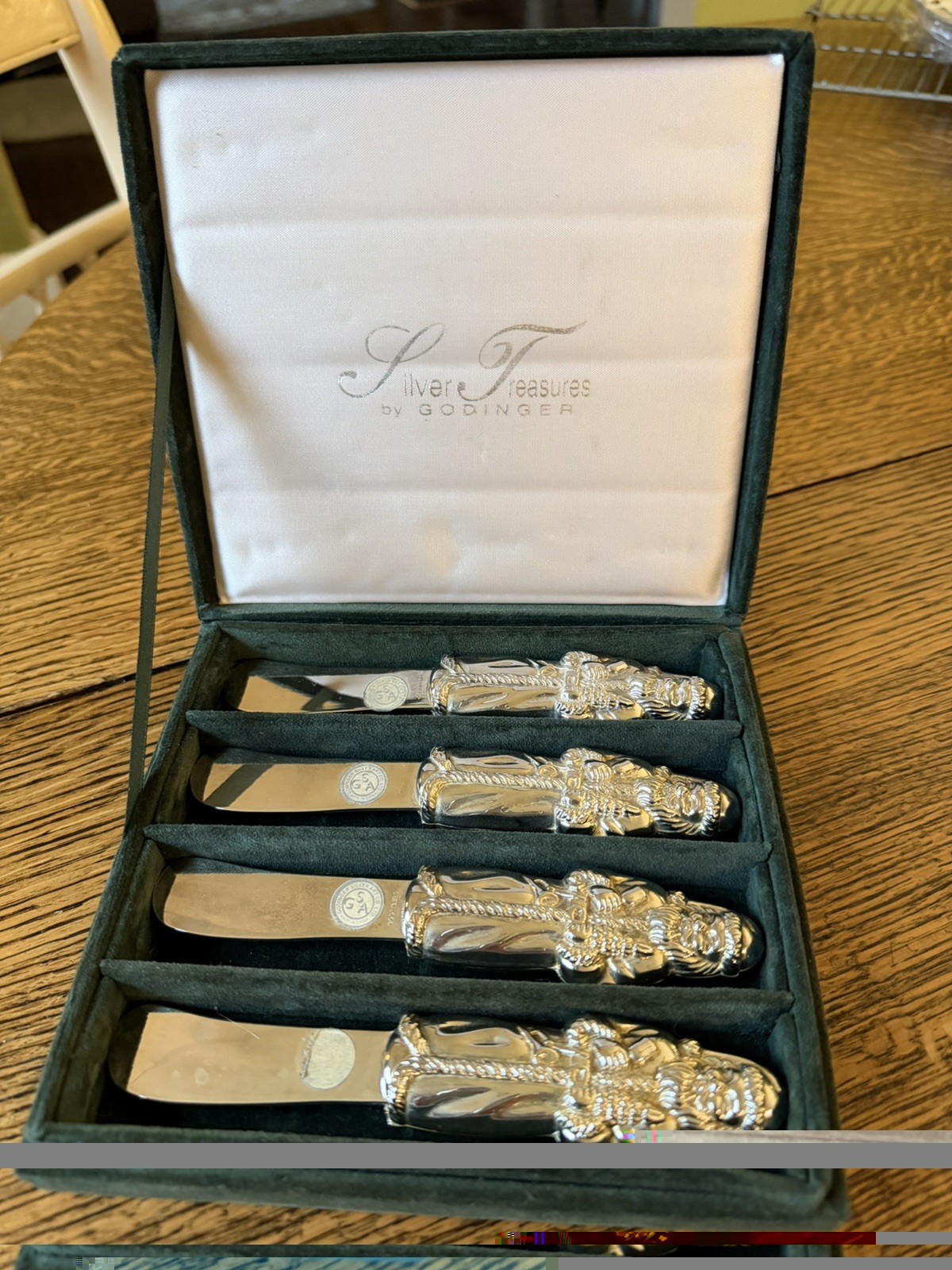 Vintage Silver Treasures By Godinger-Set of 4 ChristmasSanta SpreaderKnivesinBox Vintage Silver Treasures By Godinger-Set of 4 ChristmasSanta SpreaderKnivesinBox