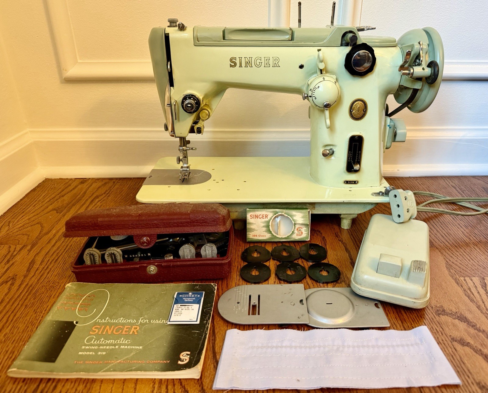 See video Vintage 1950s SINGER 319w Sewing Machine & EXTRAS Model 319 w