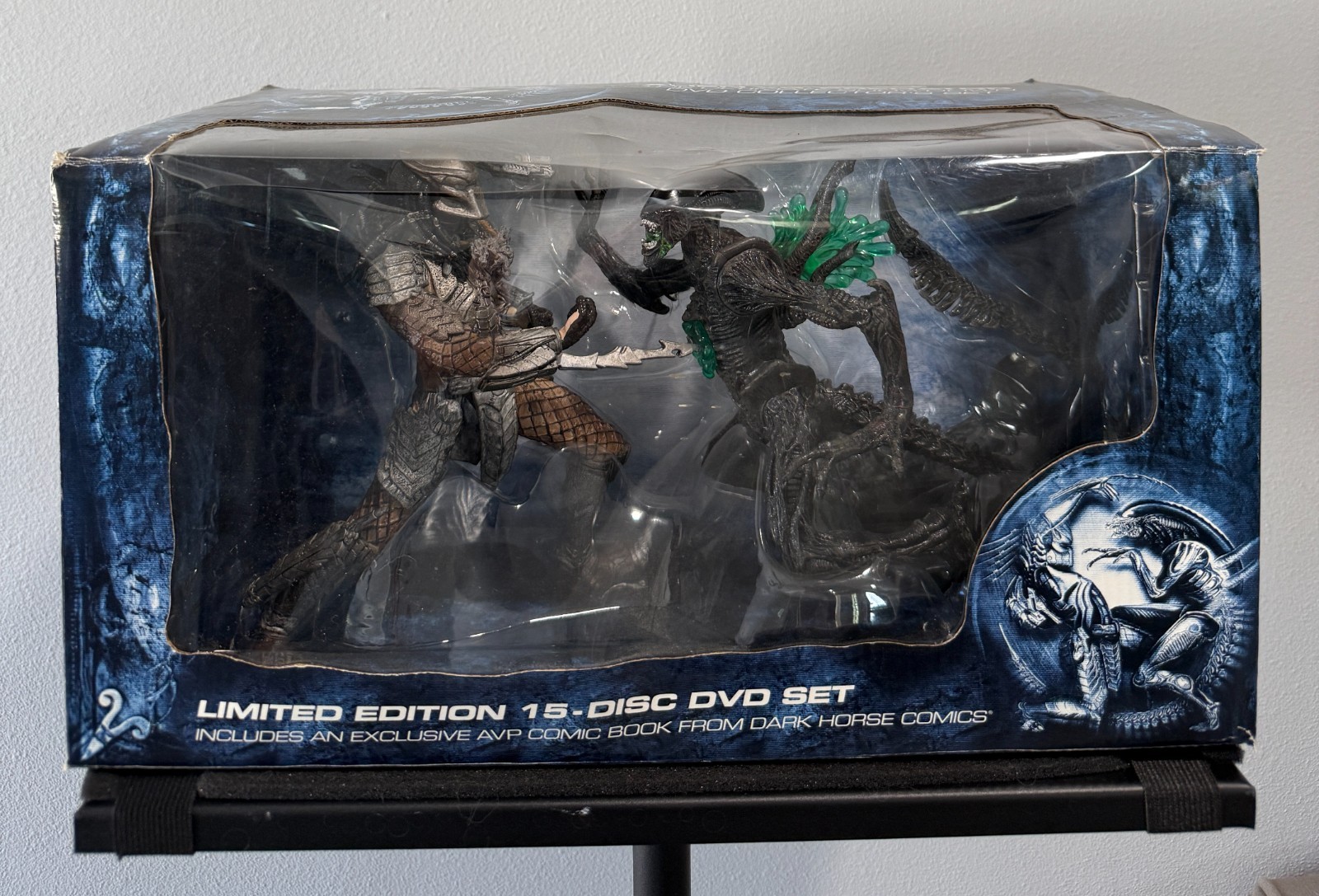 Alien vs Predator Ultimate Showdown Collectors Set AVP Figurines only NO DVD