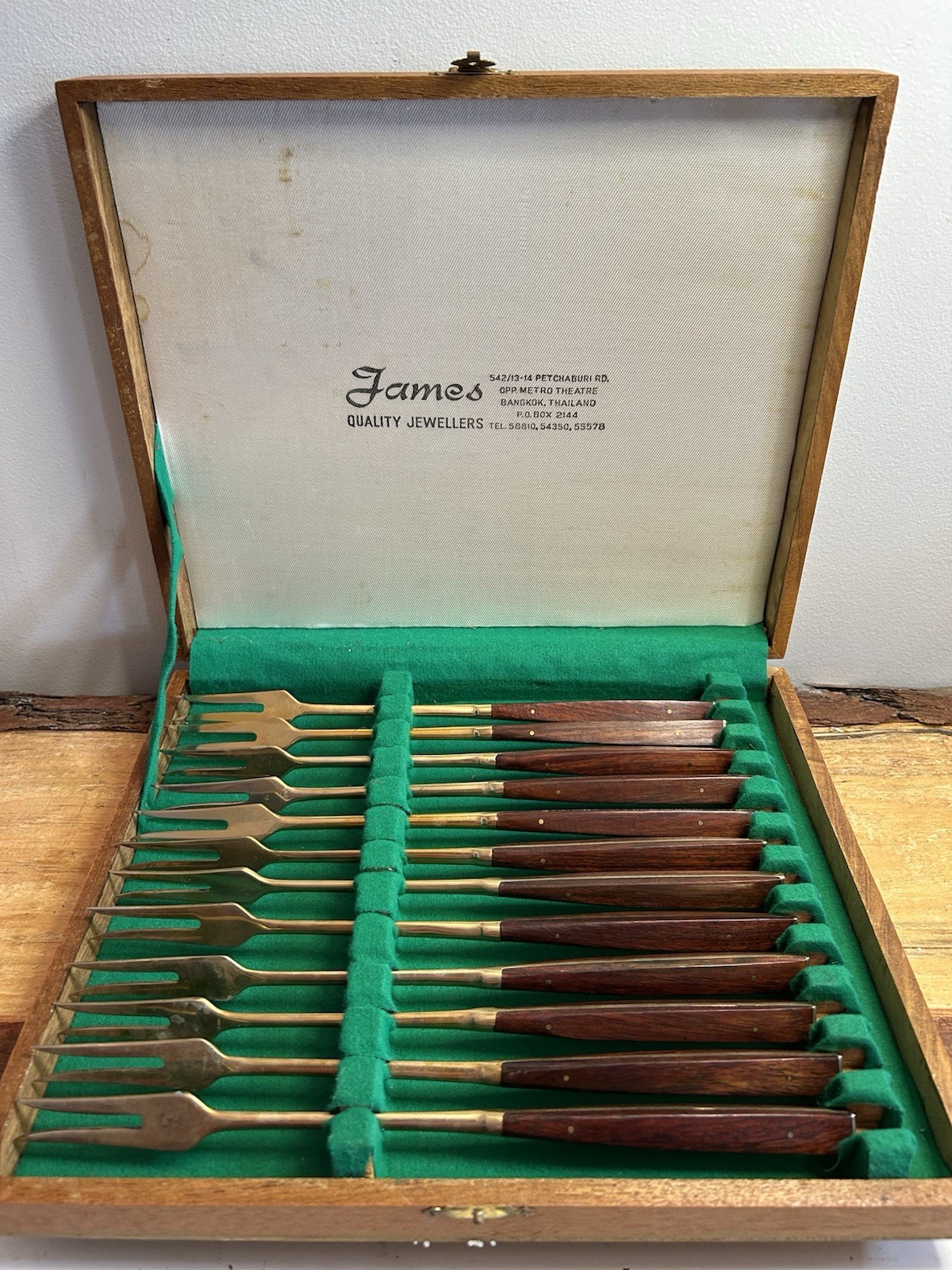 James Quality Jewellers 12-Piece Two-Prong Fork Set. NOS James Quality Jewellers 12-Piece Two-Prong Fork Set. NOS