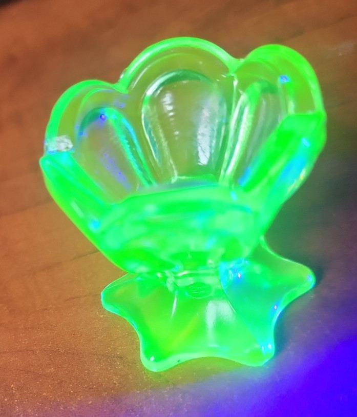 Tulip Key Lime Salt Cellar Wilkerson Glass 395nm Black Light Shines Green Tulip Key Lime Salt Cellar Wilkerson Glass 395nm Black Light Shines Green