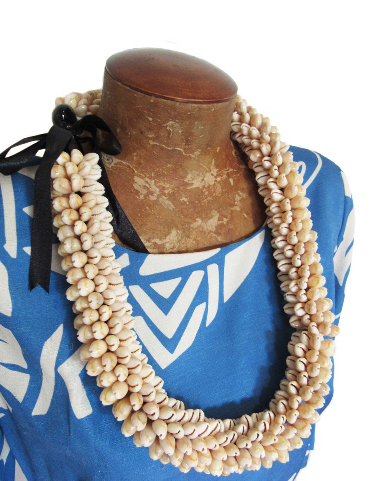 Vintage Style Hawaiian Thick Light Beige Cowrie Sea Shell Lei Necklace 30\