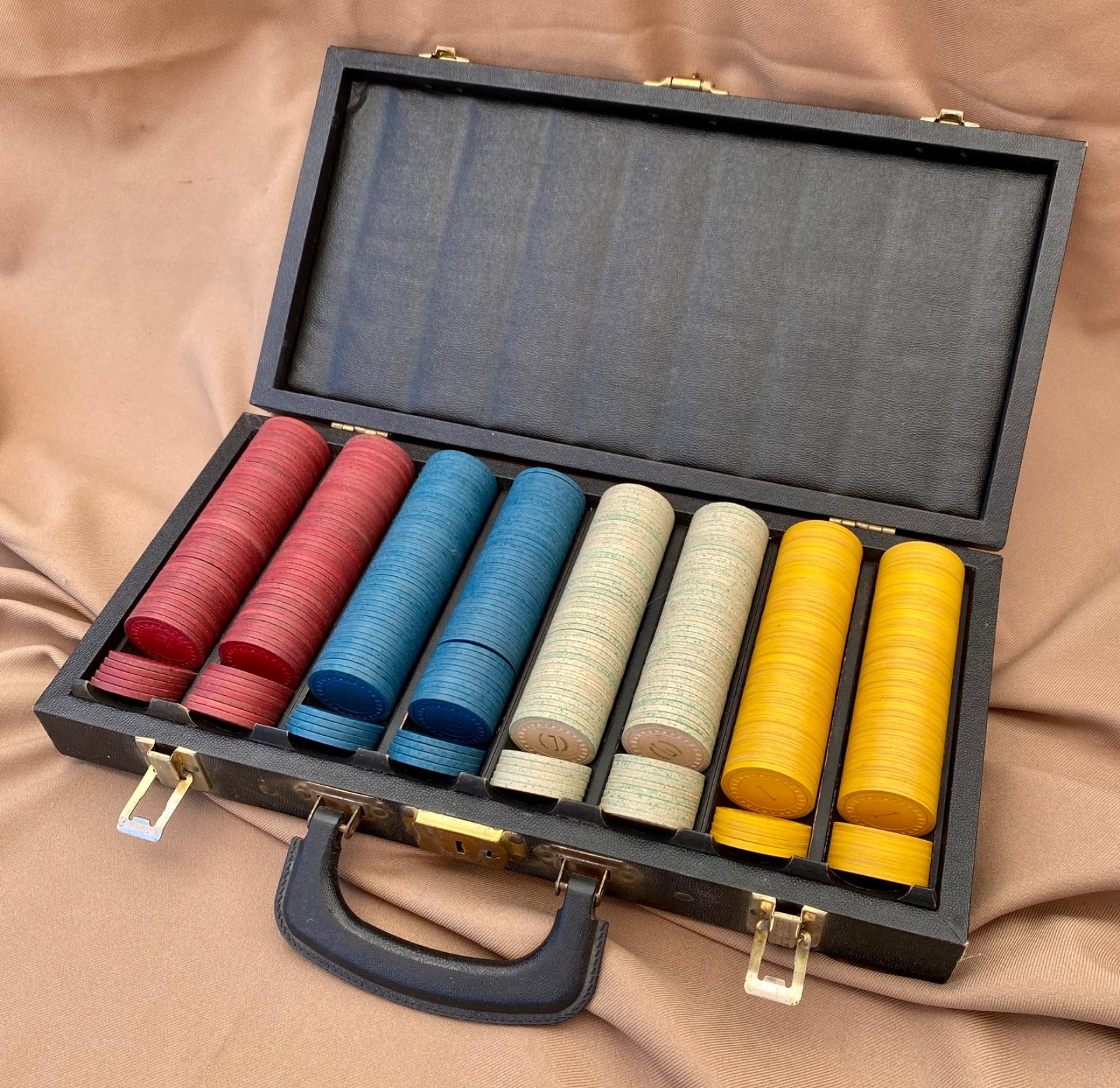 RARE Vintage 400pc Mason & Co  HUB Mold Clay Poker Chip Set *4 COLORS* *CASE*