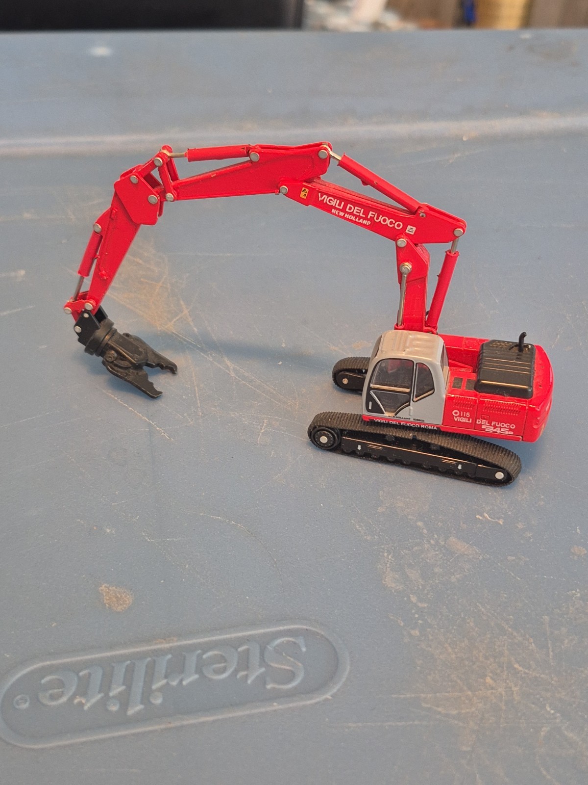 1/87 HO scale construction vehicle EXCAVATOR Vigili Del Fuoco New Holland