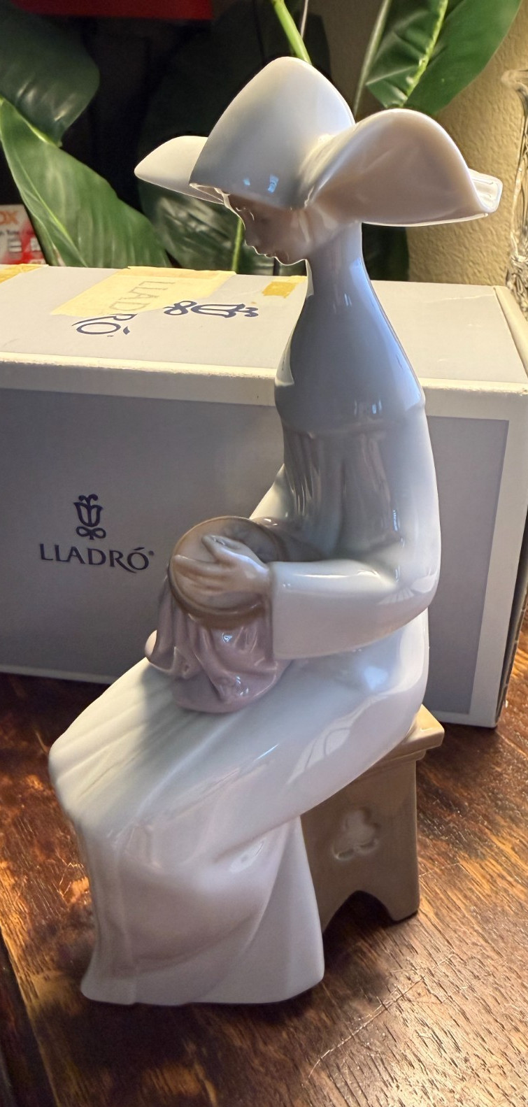 Lladro 5501.3 RARE Time to Sew (Ivory)  MINT in Original Box Sells for $550 A+