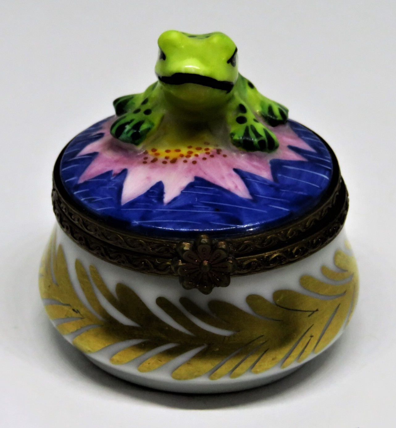LIMOGES BOX -PARRY-VIEILLE- VINTAGE FROG & PINK LILY FLOWER - GOLD LEAVES LIMOGES BOX -PARRY-VIEILLE- VINTAGE FROG & PINK LILY FLOWER - GOLD LEAVES