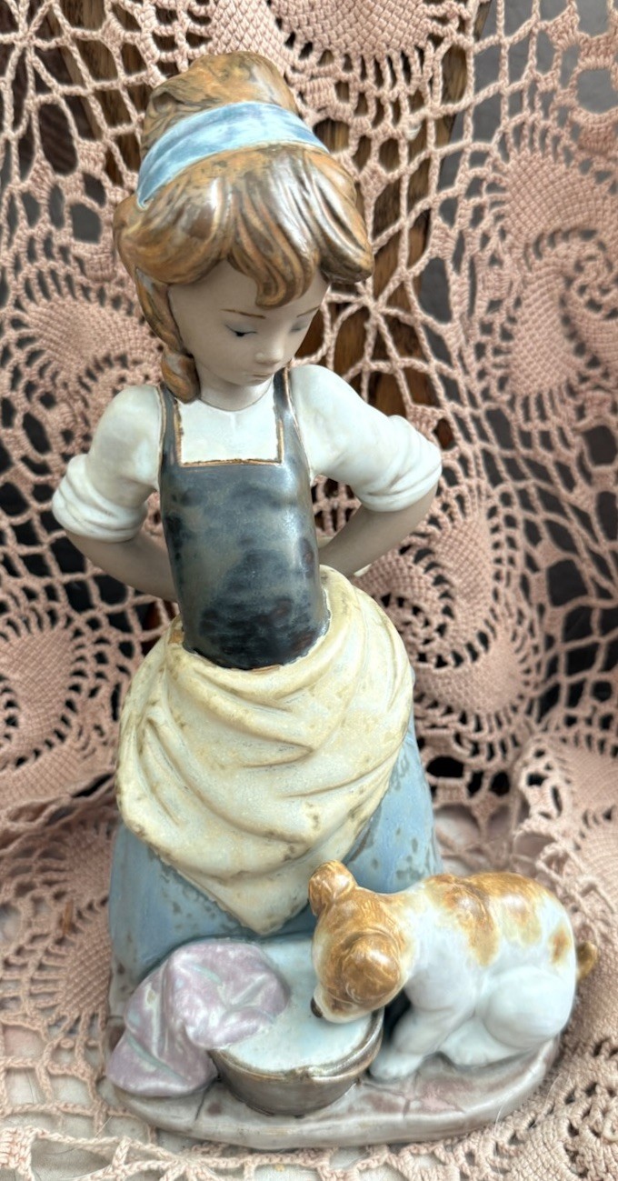Lladro 2096 Kitchen-Maid with Dog, Mint Condition Gres No Box