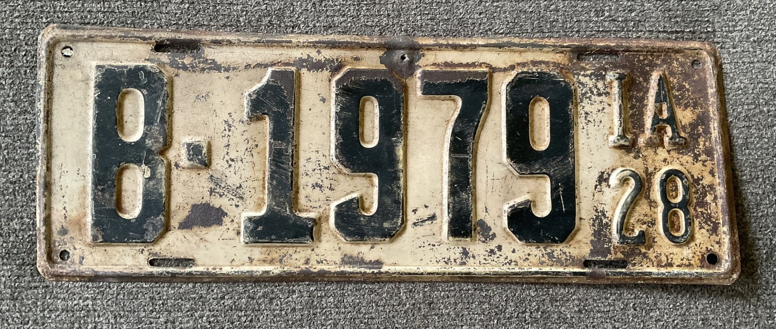 RARE 1928 IOWA LICENSE PLATE ORIGINAL WITH WEAR CHEVY FORD DODGE ETC EXTRA HOLE