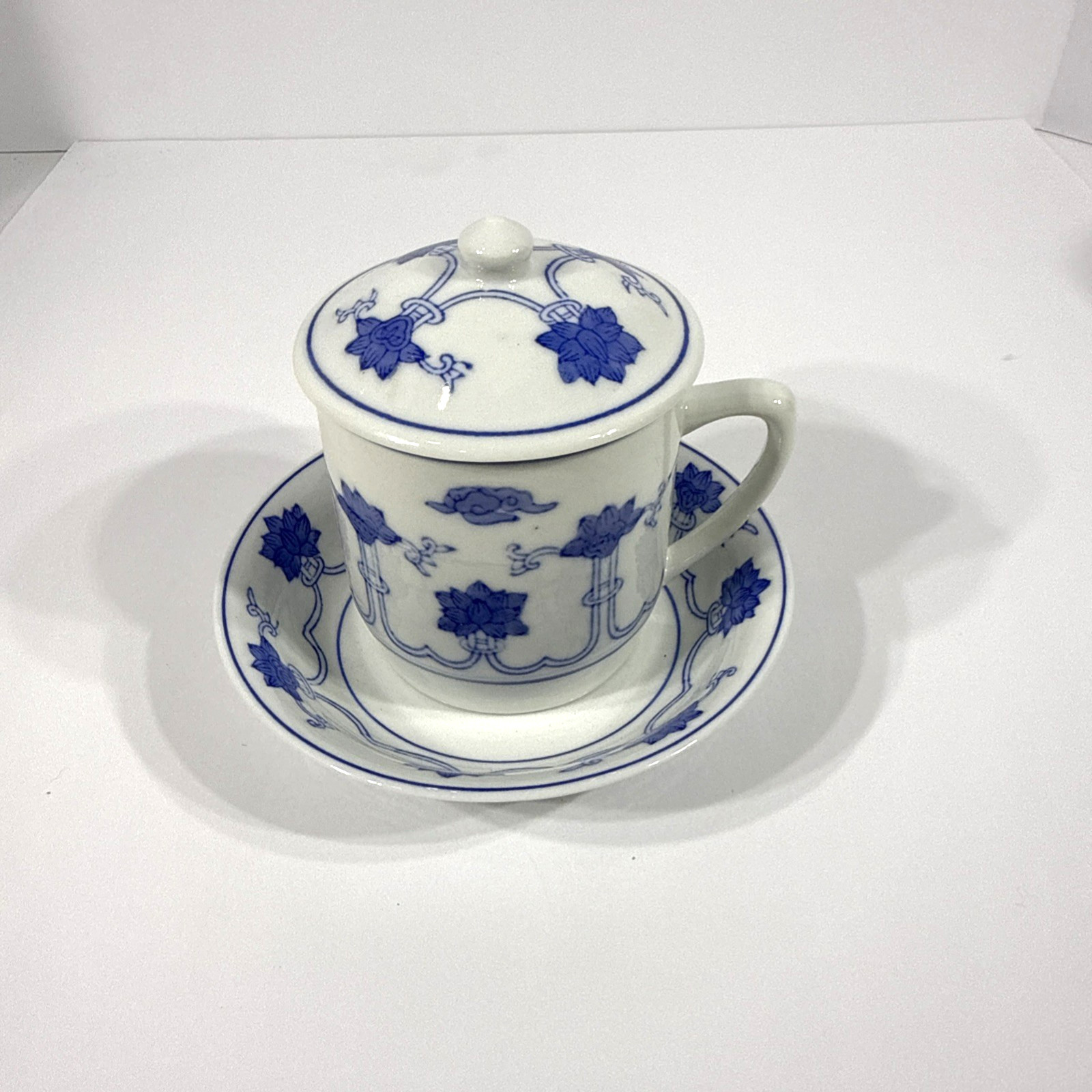 Vintage Porcelain Williams Sonoma IDG White Blue Floral Cup & Saucer With Lid Vintage Porcelain Williams Sonoma IDG White Blue Floral Cup & Saucer With Lid