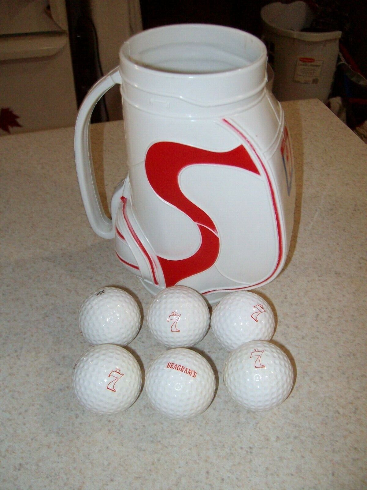 Seagrams 7 Whiskey & 7 Up Golf club  Cup Mug Vintage w/ 6 Golf Balls 