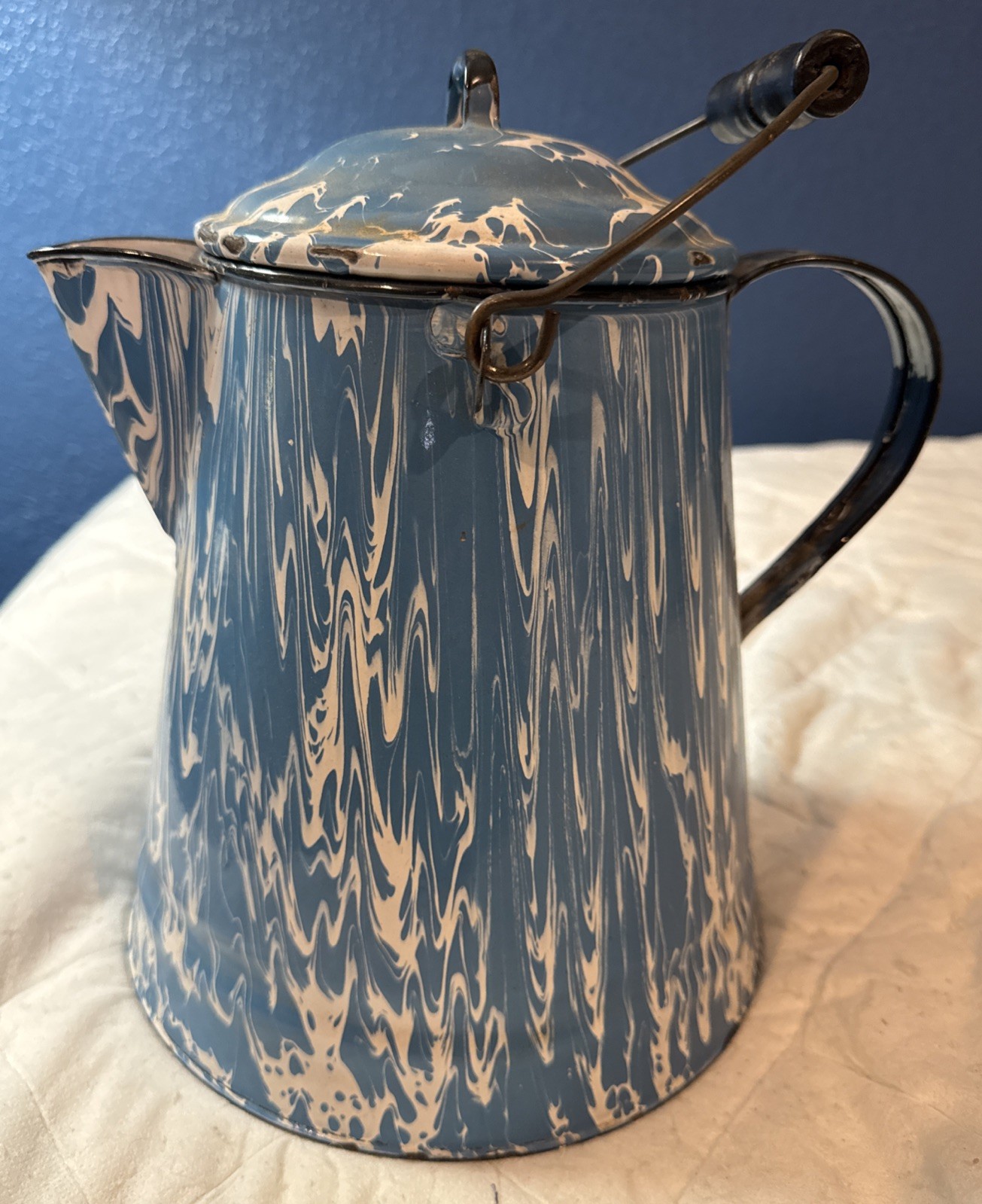 ANTIQUE GRANITE WARE COFFEE BOILER,POT BLUE WHITE SWIRL 11 1/2 \