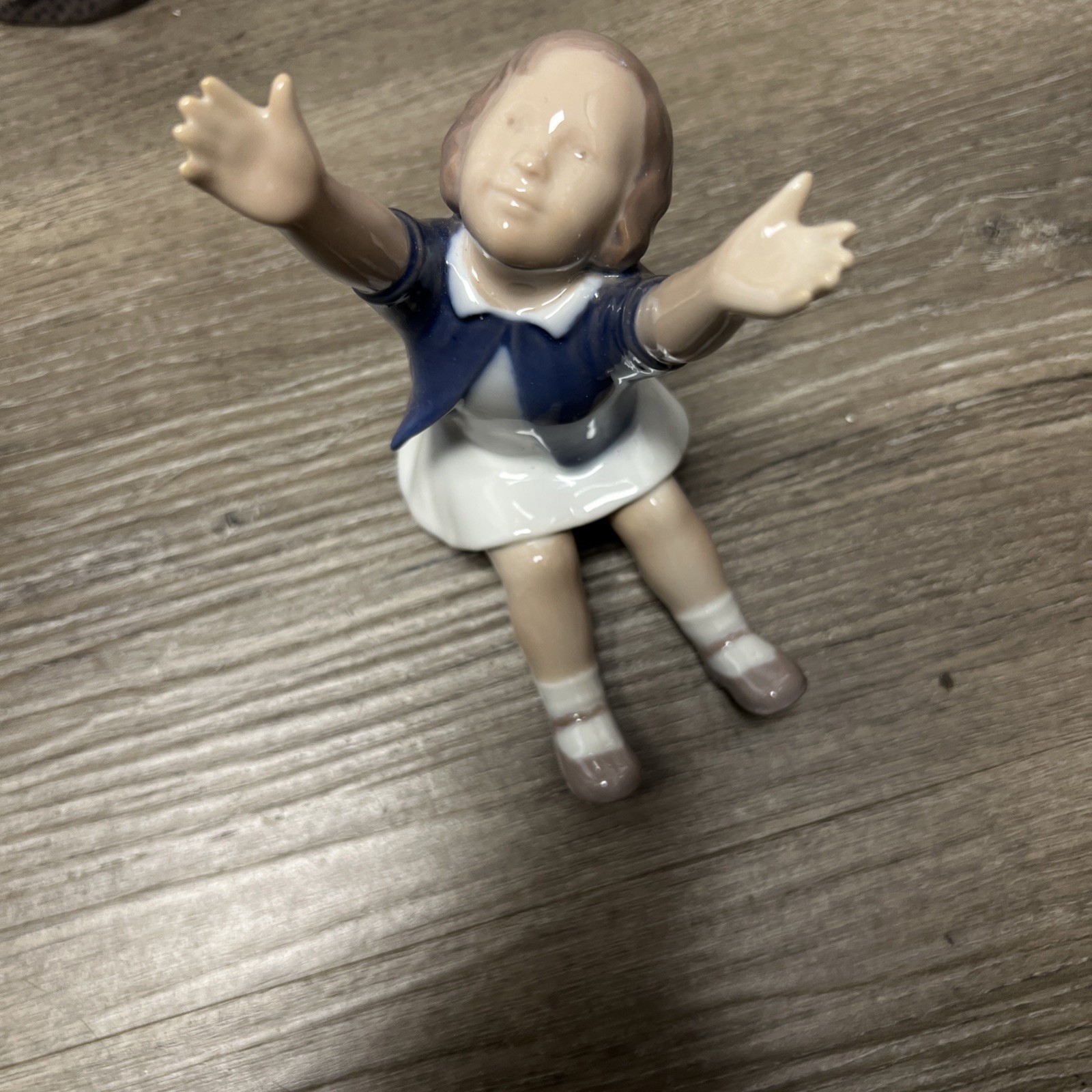 B&G Bing and Grondahl 2324 Come to Mum Up To Mom Girl Raised Arms Figurine EXC