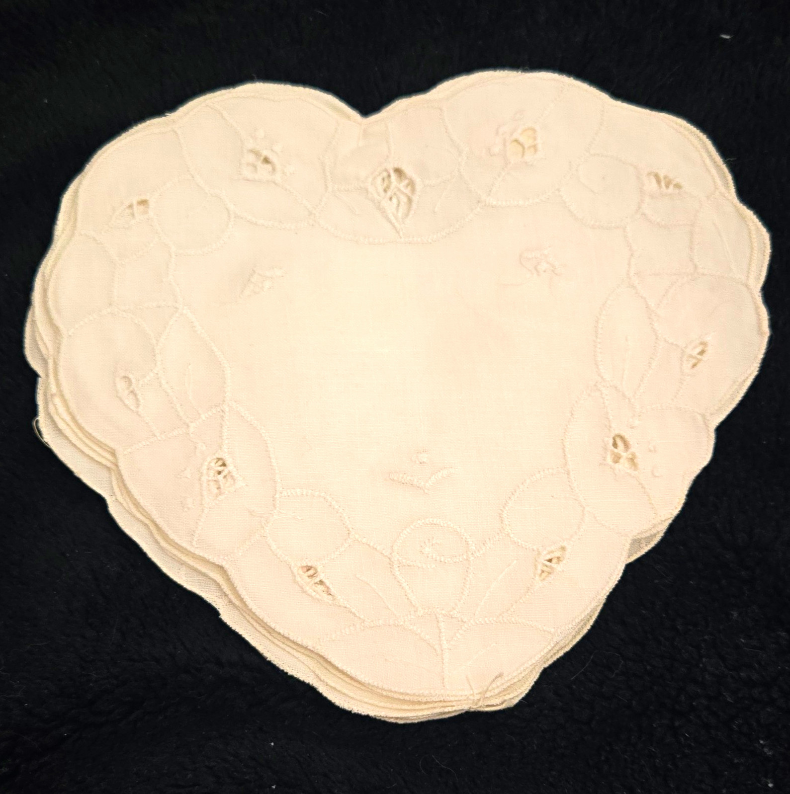 12 Count Heart-Shaped White Linen Doily, Floral Embroidered, Flowers & Plants 12 Count Heart-Shaped White Linen Doily, Floral Embroidered, Flowers & Plants