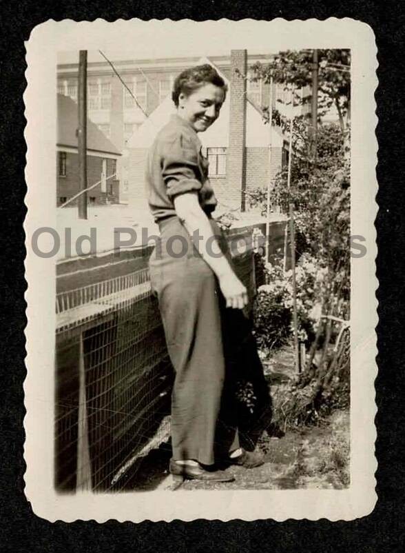 WOMAN LADY IN GARDEN LOOKING OVER SHOULDER OLD/VINTAGE PHOTO- I118