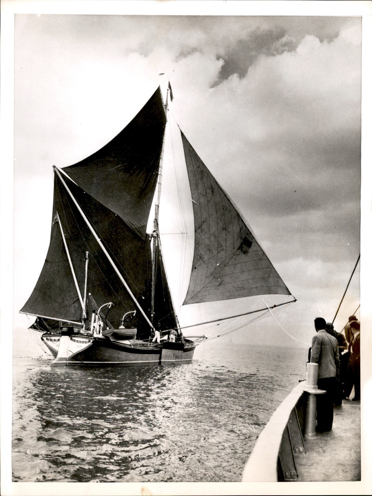 GA321 1953 Original U.P. Photo THAMES RIVER BARGE SARA IN TRADITIONAL BARGE RACE