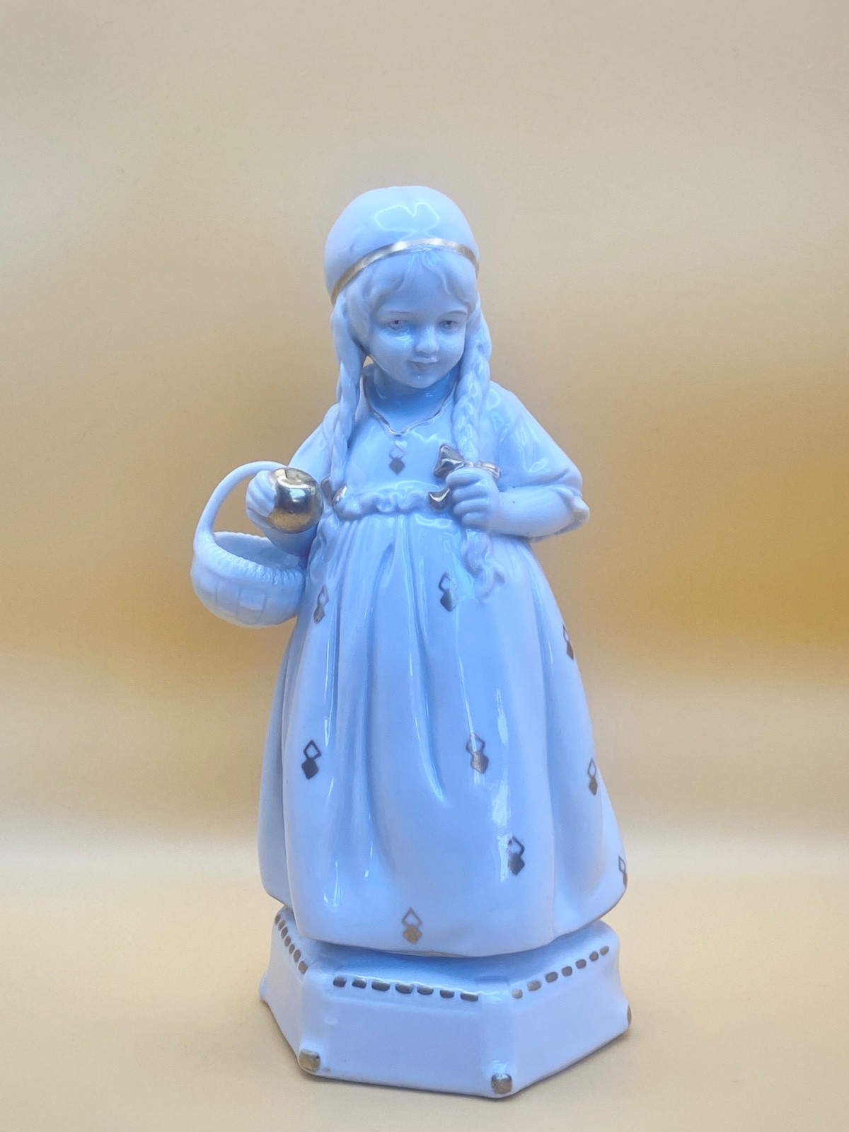 Hertwig Katzhutte Porcelain figurine Girl 1930 Art deco 1930 Perfect