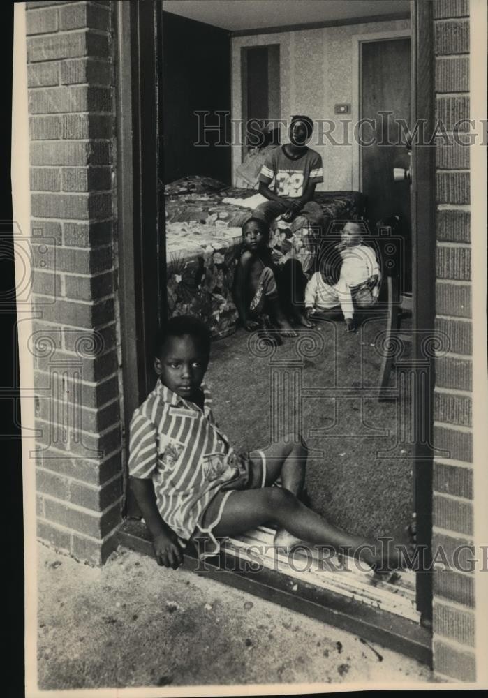 1988 Press Photo Deborah McKnight and Children, Connecticut Welfare - mja67668 1988 Press Photo Deborah McKnight and Children, Connecticut Welfare - mja67668