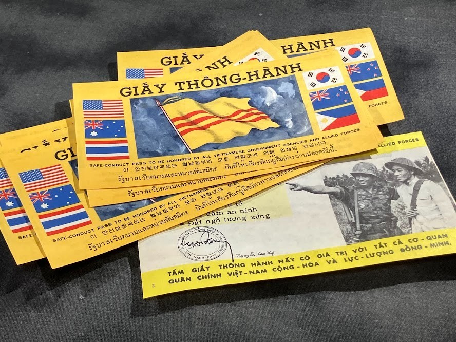 1 each, Original Viet Nam war Chiêu Hồi SAFE CONDUCT PASS vietnam leaflet 1 each, Original Viet Nam war Chiêu Hồi SAFE CONDUCT PASS vietnam leaflet