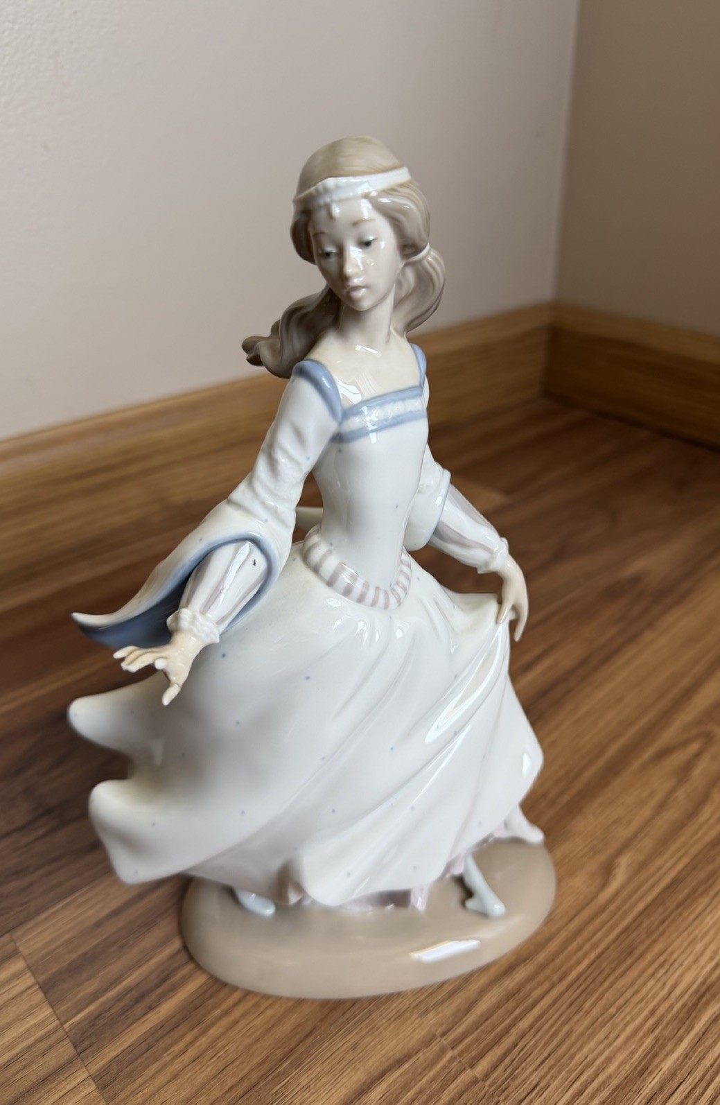 Lladró Porcelain Figurine Retired 4828 Cinderella\'s Lost Slipper Fingers Damaged
