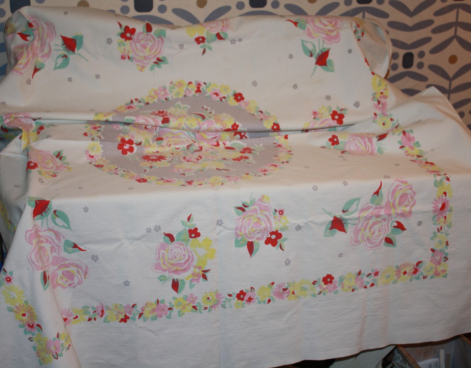 Rare pattern vintage mid-century heavy large tablecloth rose design floral borde Rare pattern vintage mid-century heavy large tablecloth rose design floral borde