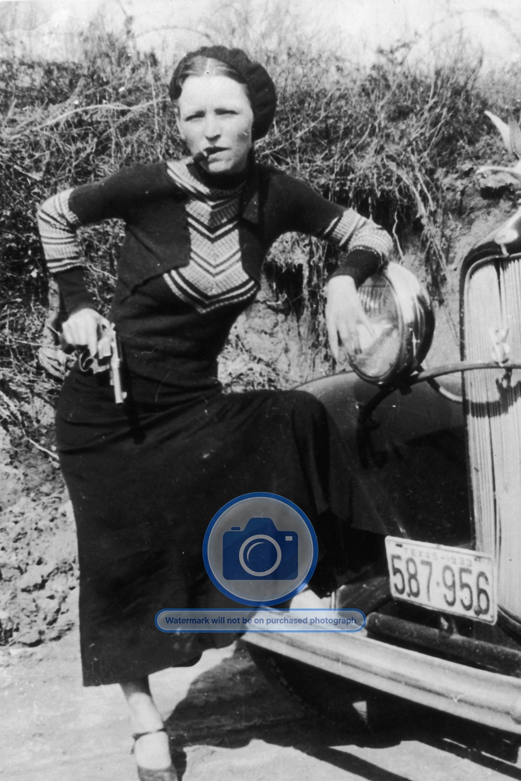BONNIE PARKER BONNIE AND CLYDE CIGAR SMOKING 1933 4X6 PHOTO