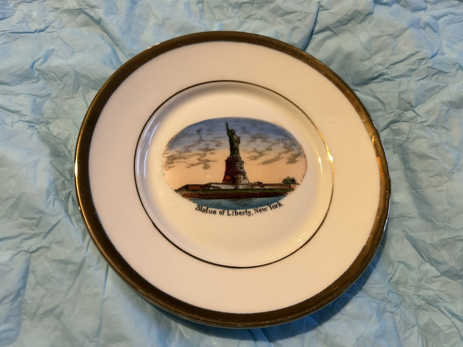 VINTAGE STATUE OF LIBERTY PORCELAIN SOUVENIR PLATE WITH GOLD TRIM  CIRCA 1925
