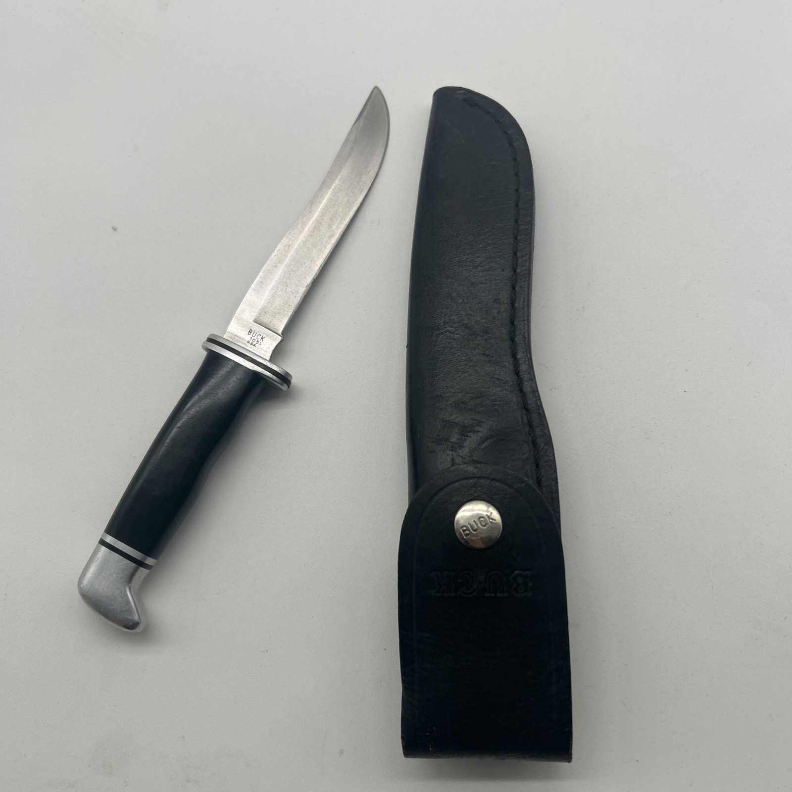 Vintage Buck Pathfinder No. 105 Hunting Knife Fixed Blade with Leather Sheath Vintage Buck Pathfinder No. 105 Hunting Knife Fixed Blade with Leather Sheath