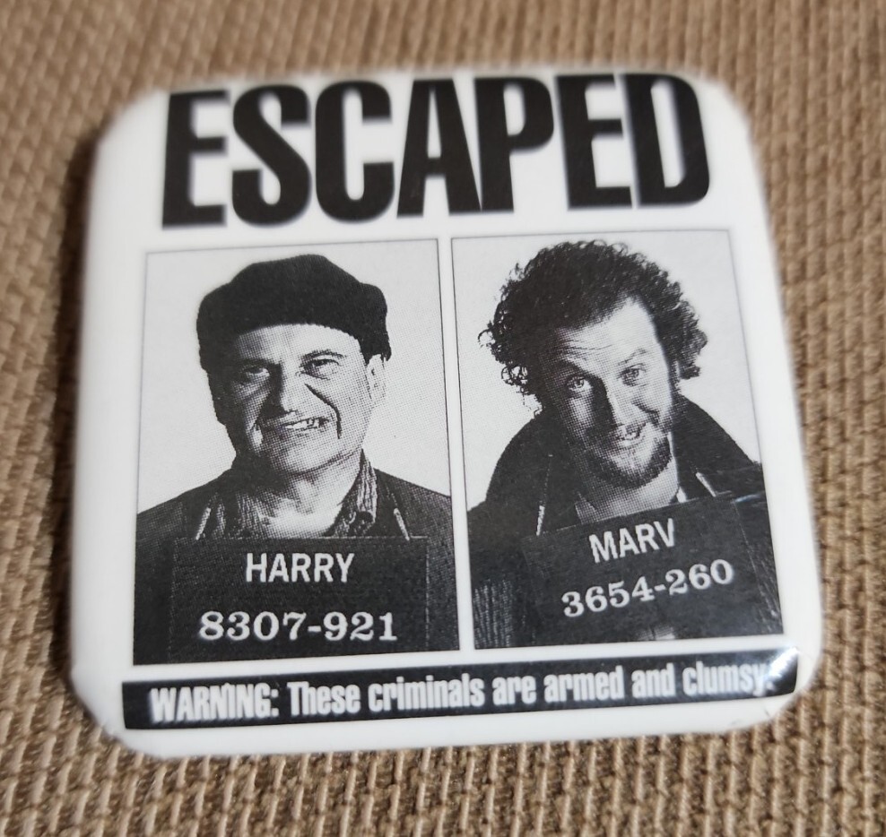 Vtg 1992 Home Alone Movie ESCAPED Harry & Marv Button Pin Back 2\
