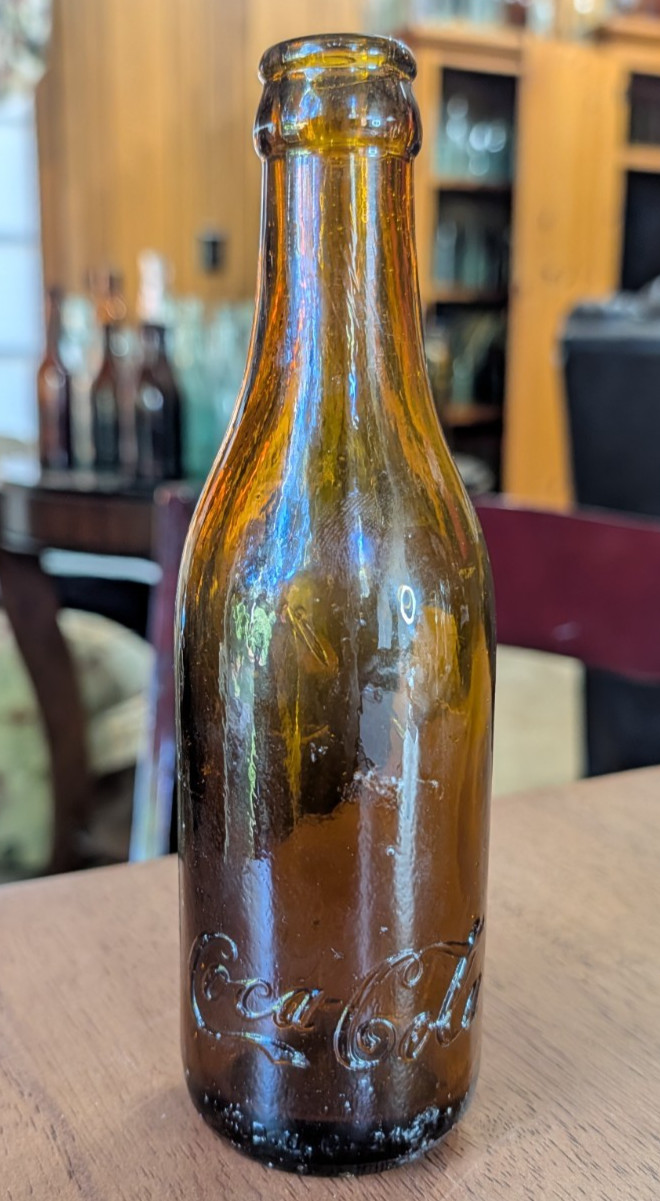 VINTAGE Amber Coca-Cola, Lexington KY, Heel & Base Script Tooled Top Soda Bottle VINTAGE Amber Coca-Cola, Lexington KY, Heel & Base Script Tooled Top Soda Bottle