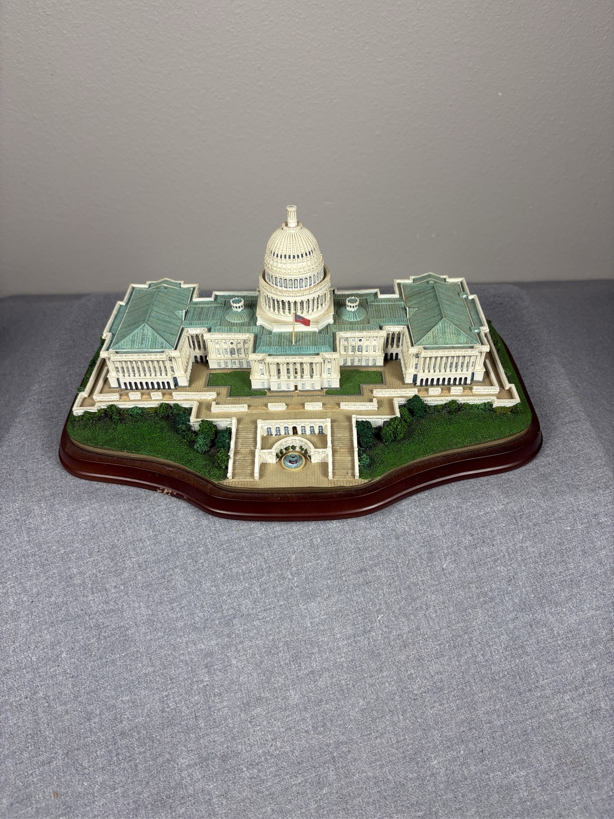 Danbury Mint U.S. Capitol Washington DC Building Sculpture Wood Base Danbury Mint U.S. Capitol Washington DC Building Sculpture Wood Base