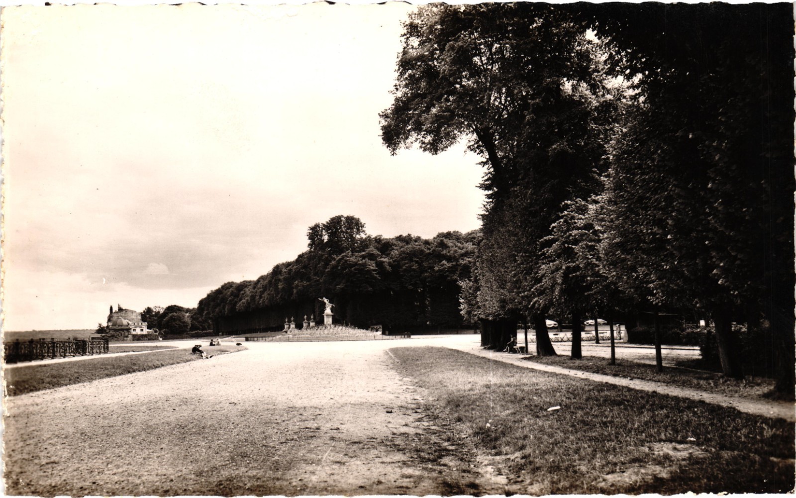 FRANCE Saint-Germain-en-Laye ~ La Terrassee People RPPC Postcard FRANCE Saint-Germain-en-Laye ~ La Terrassee People RPPC Postcard