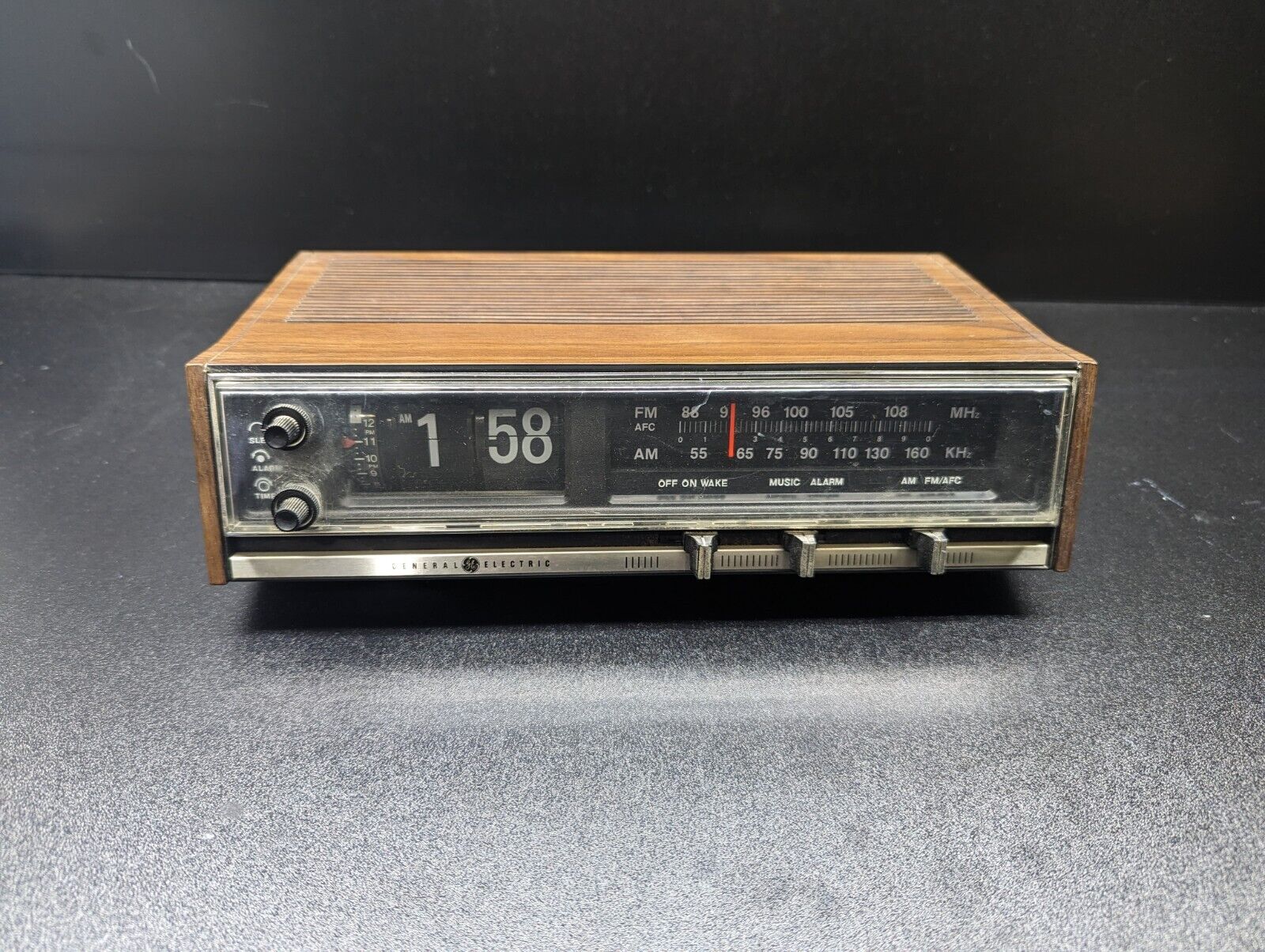 Vintage General Electric 7-4320A Flip Clock Radio Alarm Powers On Needs Service