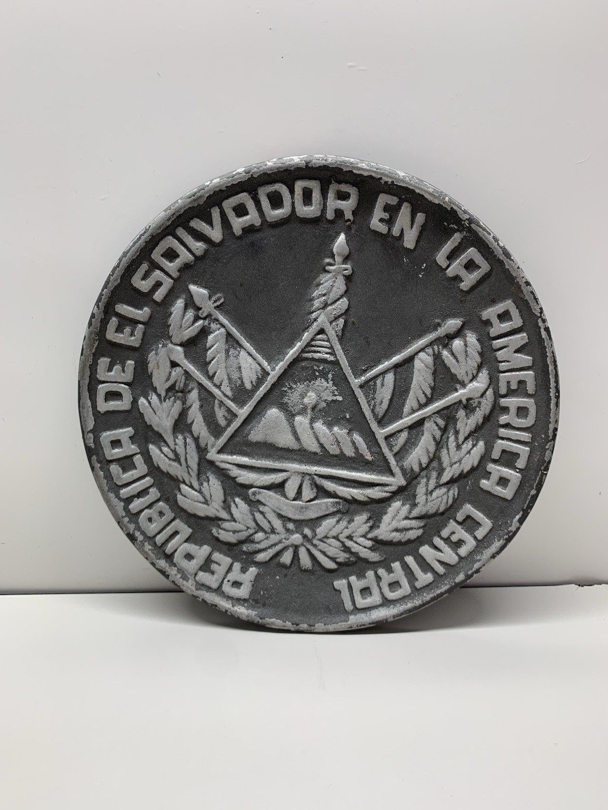 Vintage Republica De El Salvador Coat Of Arms Cast Metal Plaque 