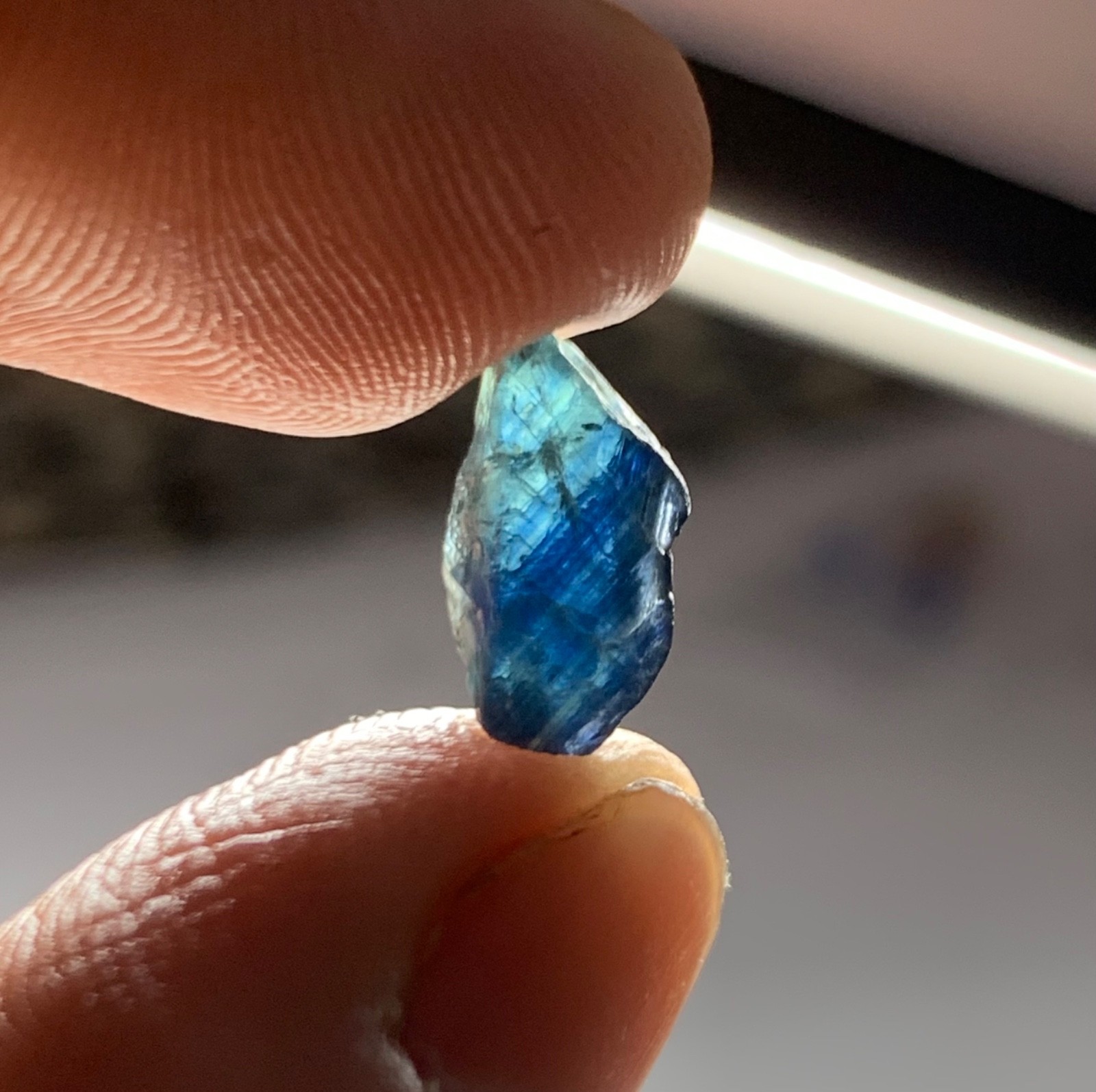 You are looking at a premium 4.70 Carat Natural Ceylon Blue Sapphire Rough