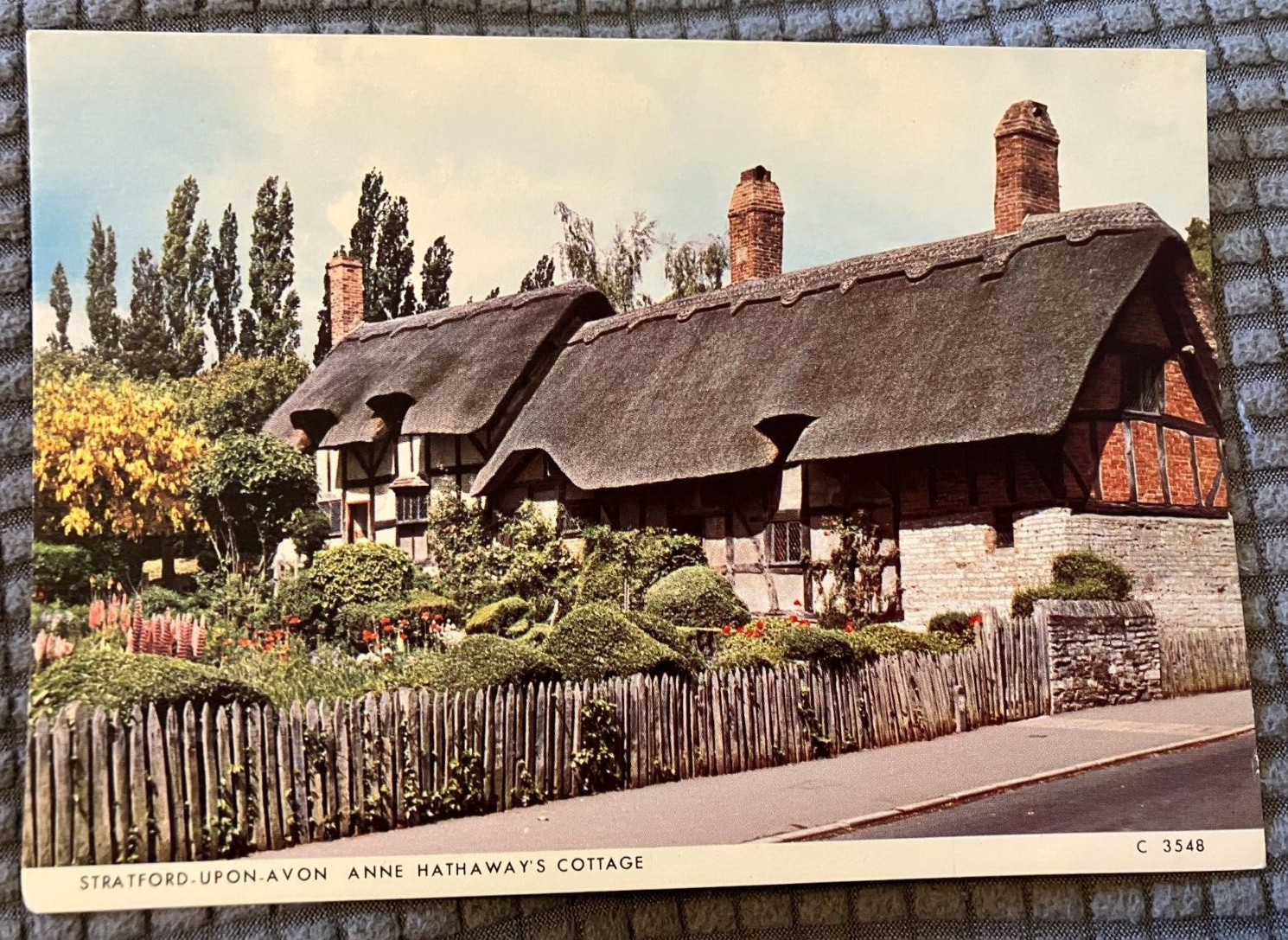 Vintage Continental Postcard - Stratford-Upon-Avon, Anne Hathaway\'s Cottage