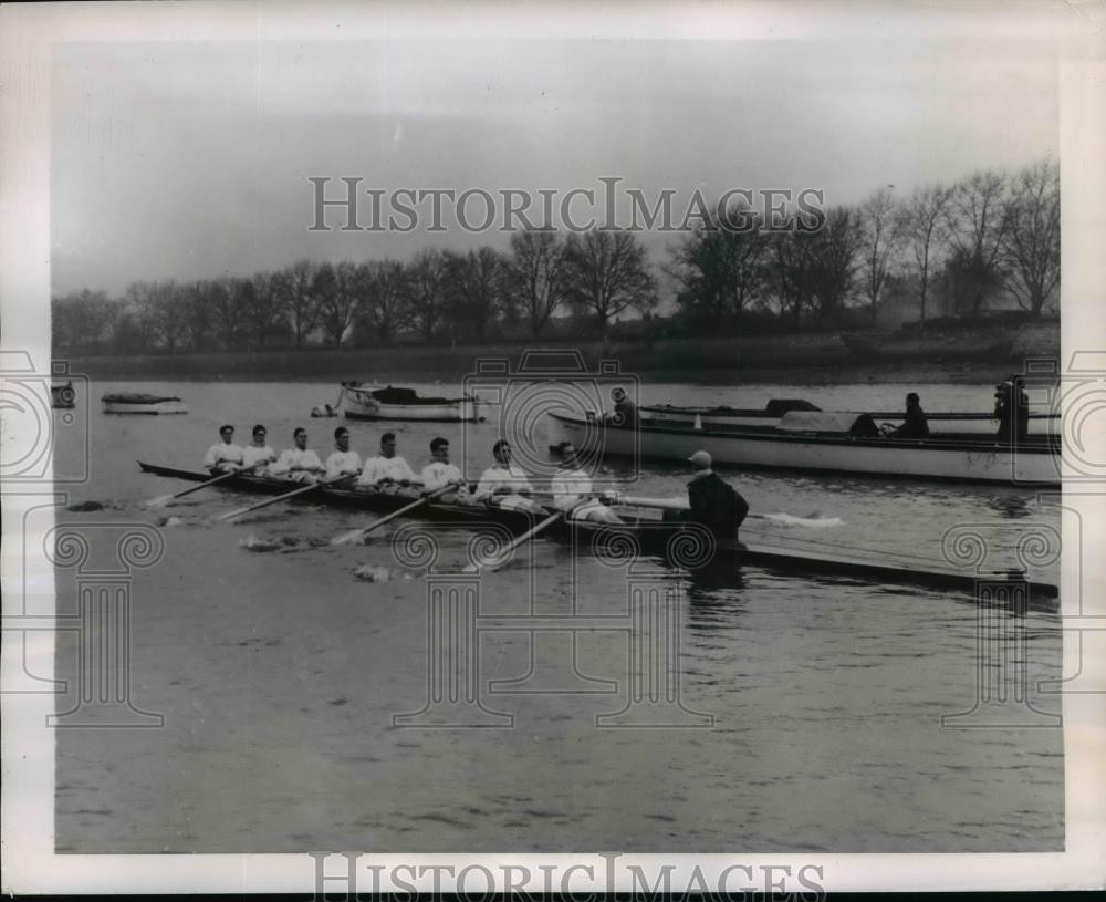 1949 Press Photo Cambridge crew trains on the Thames near Putney - net18755 1949 Press Photo Cambridge crew trains on the Thames near Putney - net18755