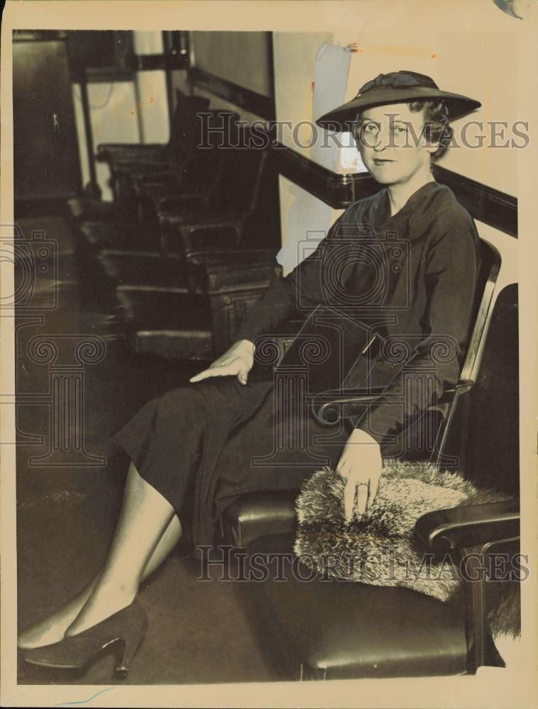 1937 Press Photo Mrs. H.H. Rogers sits in waiting area - nei17104