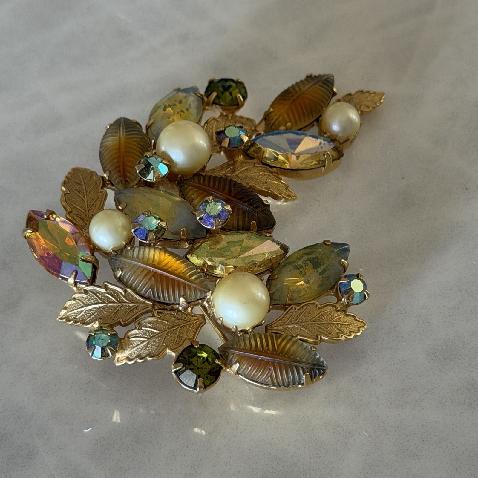 VINTAGE KRAMER  FRUIT SALAD RHINESTONE LEAVES FAUX PEARL BROOCH