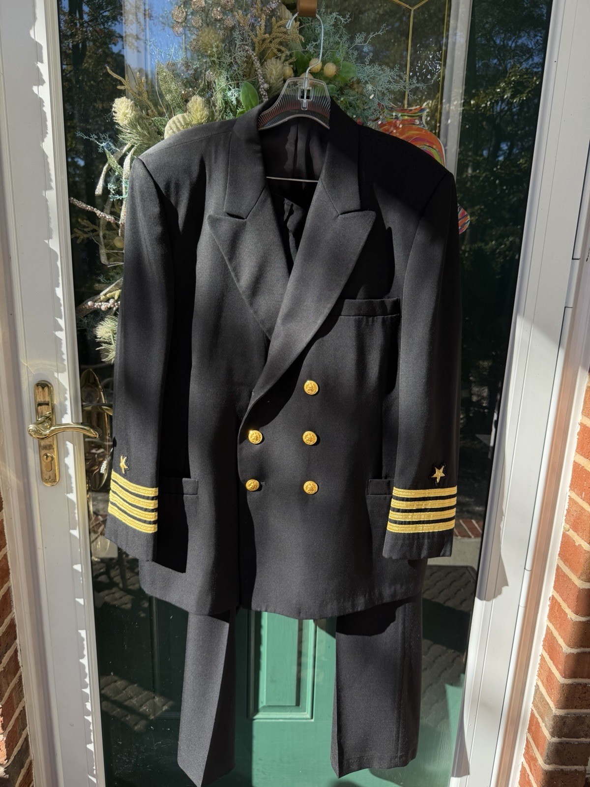 Men’s Service Dress Blue US Navy Captain’s Uniform Size 44S. Winter Weight. Men’s Service Dress Blue US Navy Captain’s Uniform Size 44S. Winter Weight.