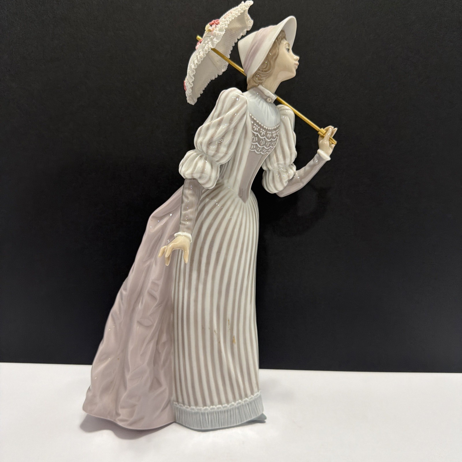 Lladro Figurine, English Lady With Parasol #5324, slight damage Lladro Figurine, English Lady With Parasol #5324, slight damage
