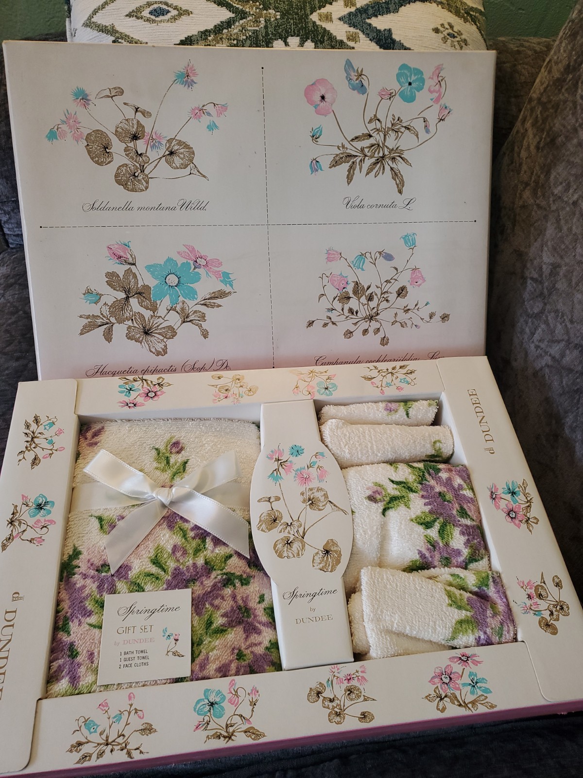 Vintage 1970s NOS Dundee Towel Set 4 Piece Floral 100% Cotton ~ NEW Vintage 1970s NOS Dundee Towel Set 4 Piece Floral 100% Cotton ~ NEW