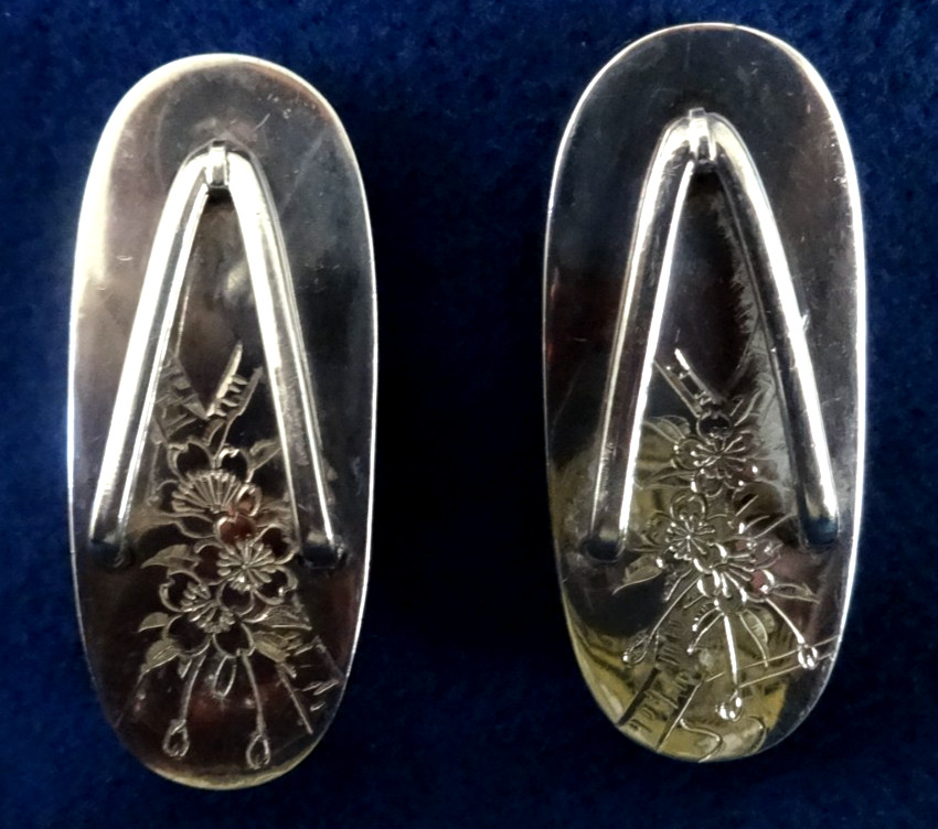 VINTAGE-JAPANESE- STERLING SILVER, SALT AND PEPPER -950-GEISHA SANDALS. #4382. VINTAGE-JAPANESE- STERLING SILVER, SALT AND PEPPER -950-GEISHA SANDALS. #4382.