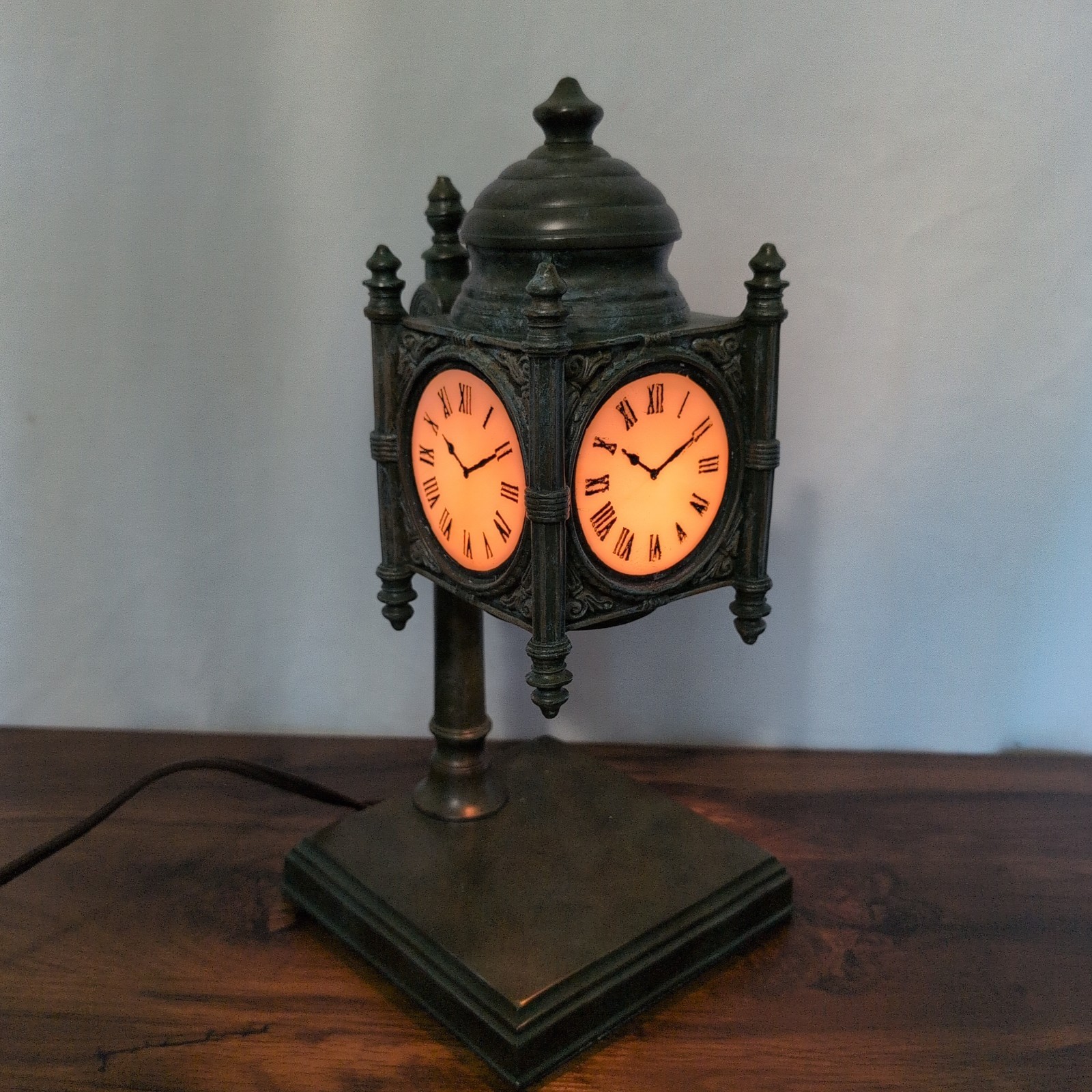 Marshall Fields Quoizel State Street Chicago Tiffany Clock Accent Lamp Marshall Fields Quoizel State Street Chicago Tiffany Clock Accent Lamp
