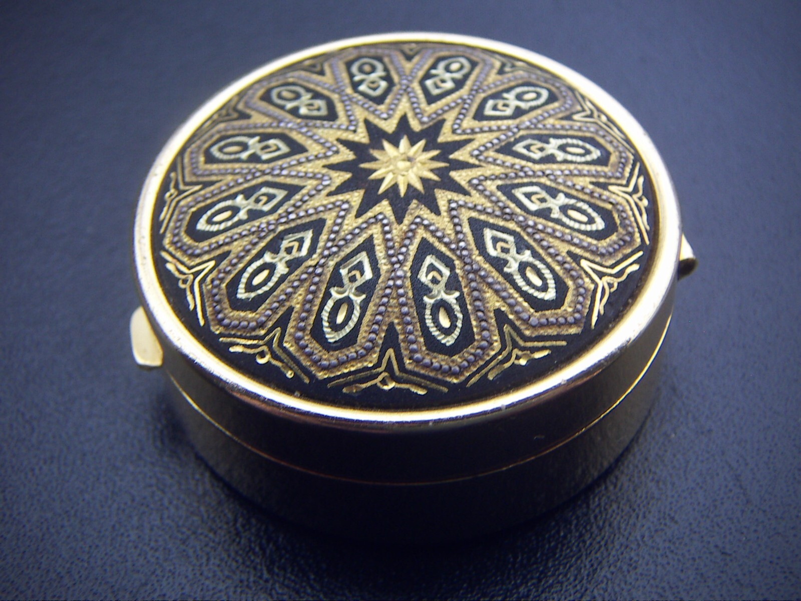 ANTIQUE VINTAGE DAMASCENE GOLD COLOR STAR OVAL PILL OR SNUFF  BOX SUPERB