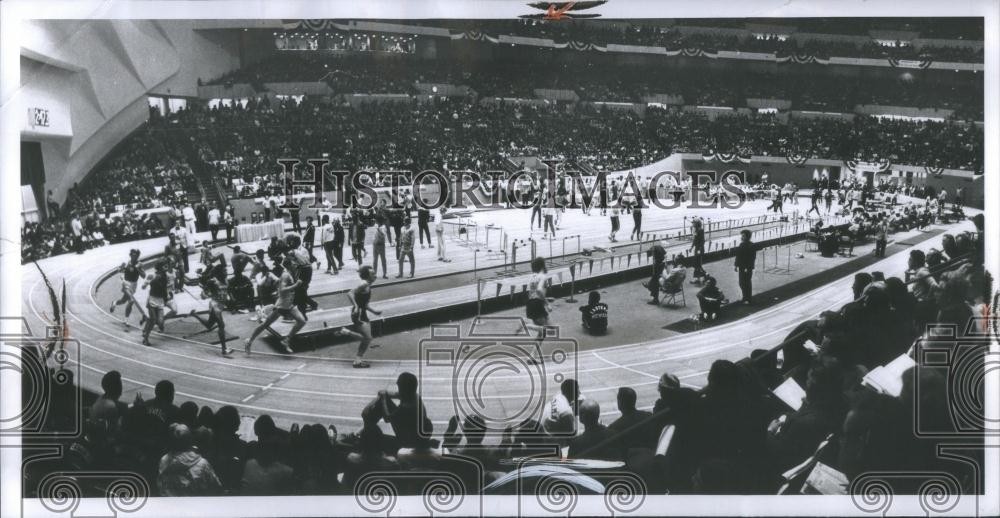 LARGE 1972 Press Photo NCAA Indoor Track Meet Cobo Arena - SSA16697