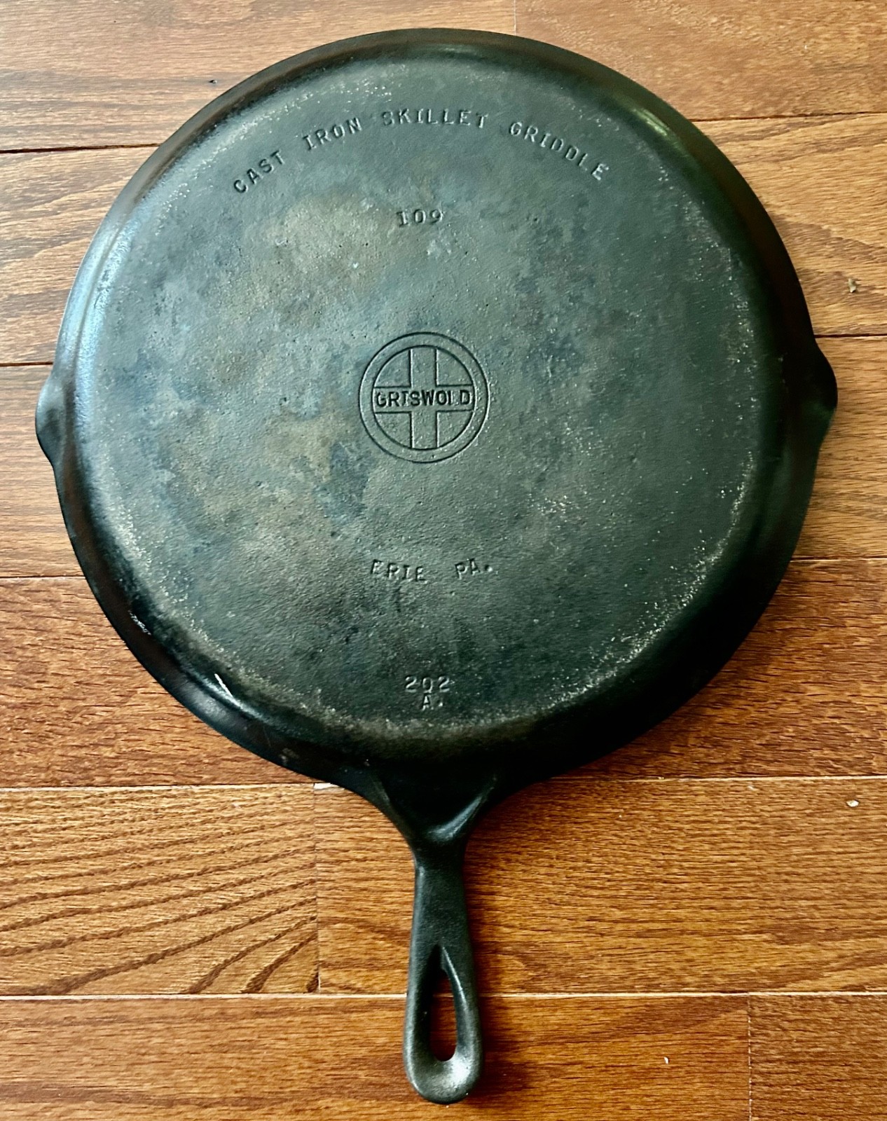 VINTAGE GRISWOLD CAST IRON SKILLET GRIDDLE 202A ERIE PA POUR SPOUTS 109