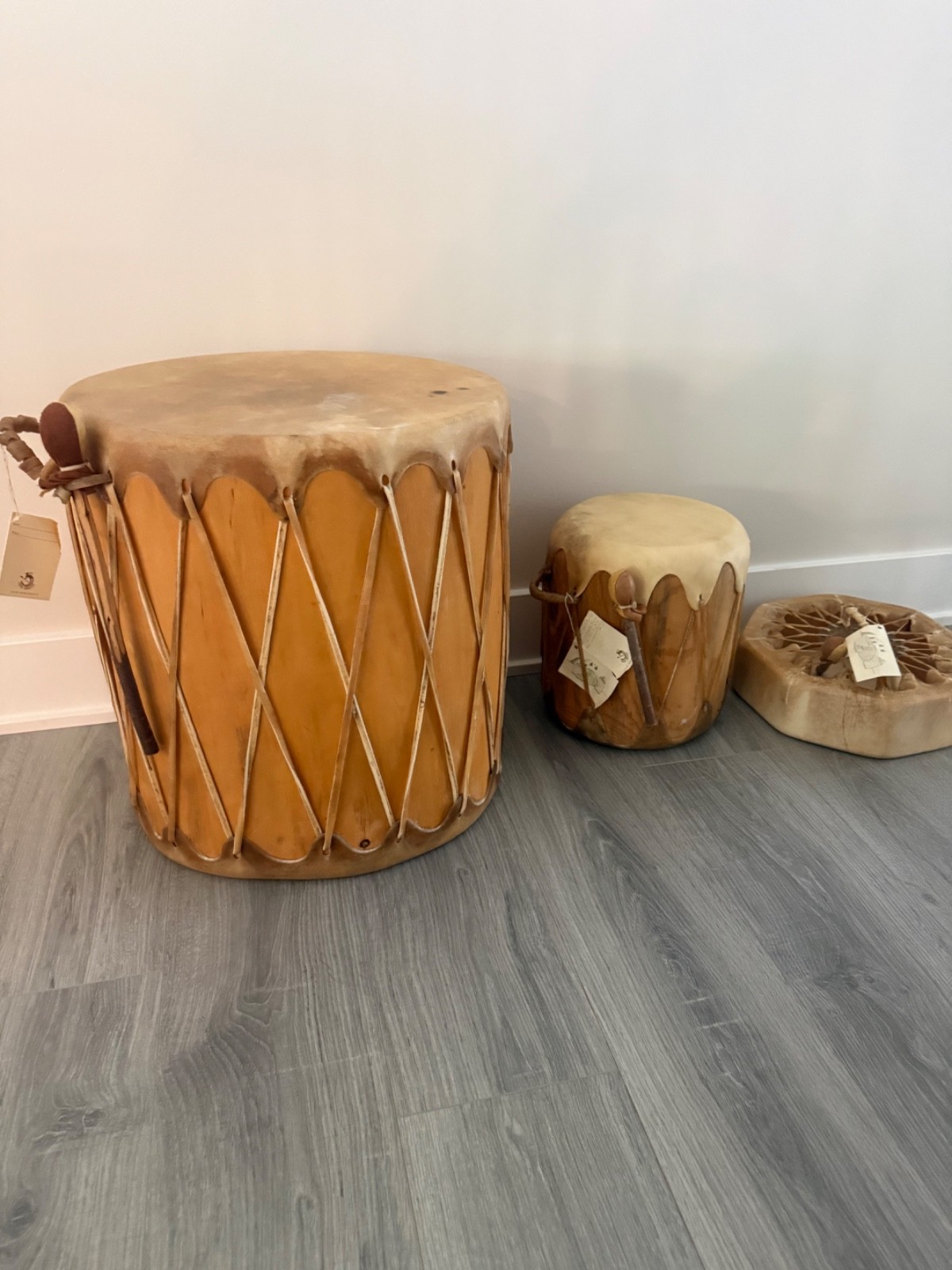 **AWESOME VINTAGE NATIVE AMERICAN HANDMADE LARGE POW WOW TAOS DRUMS NICE **AWESOME VINTAGE NATIVE AMERICAN HANDMADE LARGE POW WOW TAOS DRUMS NICE